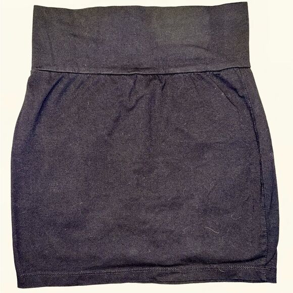 3 FOR $15 🙌🏼 Black size small pull on tube mini skirt stretchy and form fitting - Picture 1 of 2